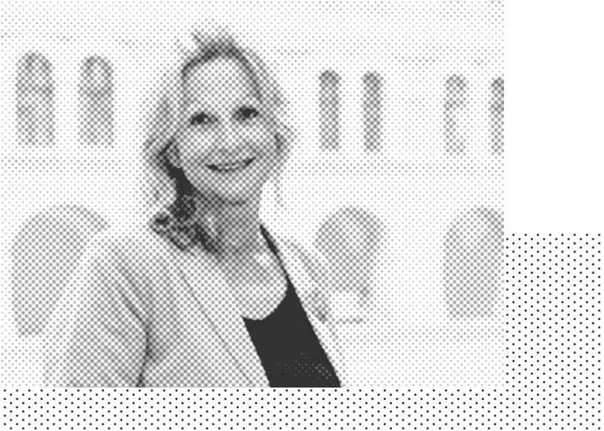 Cordula Weimann, Gründerin von Omas for Future, schaut lächelnd in die Kamera