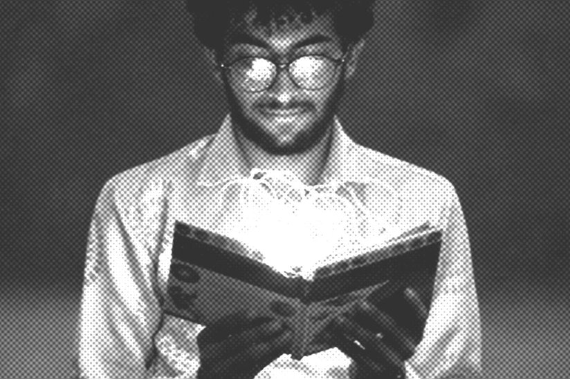 Whitepaper, Ein Mann mit Brille hält ein Buch in den Händen, auf dem sich eine leuchtende Lichterkette befindet und hell strahlt.