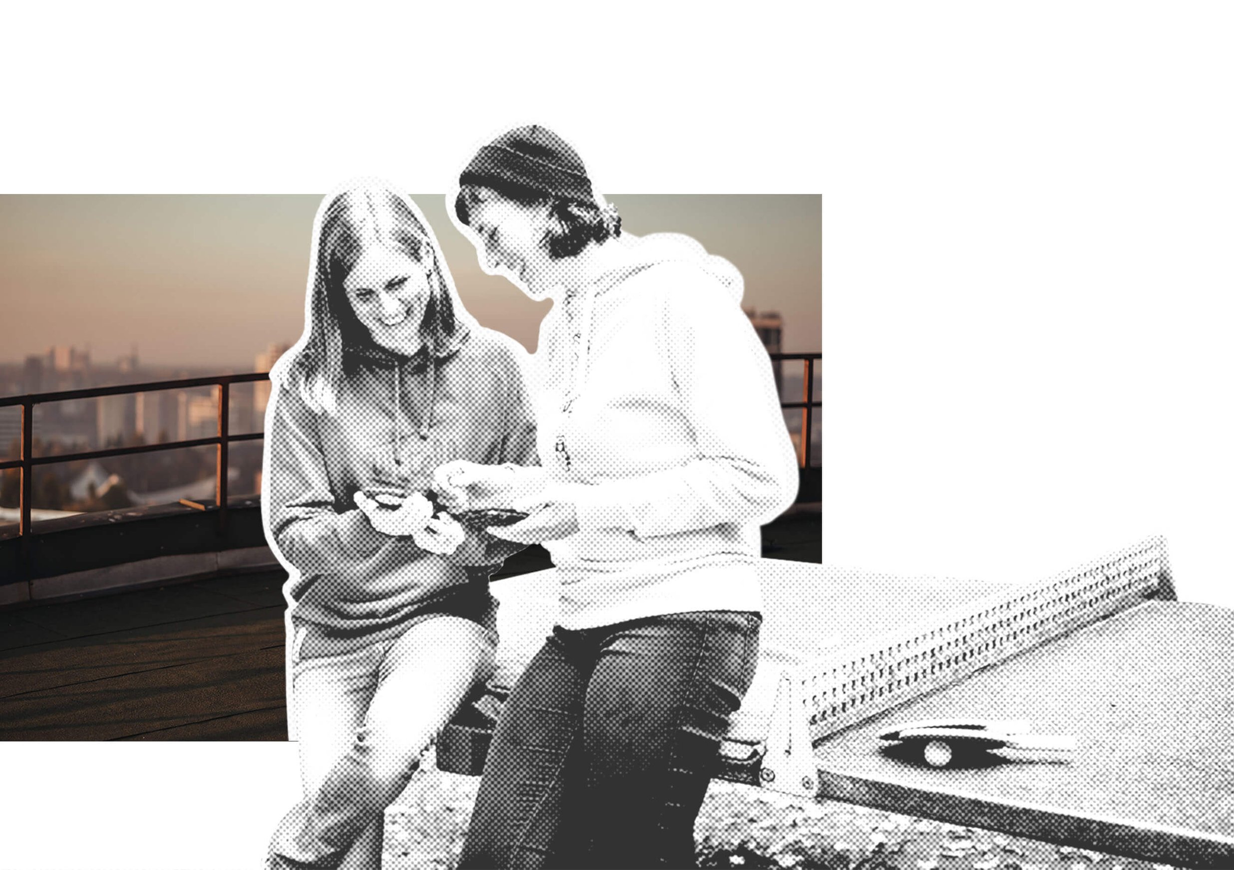 Zwei Personen stehen im Freien an einer Tischtennisplatte und schauen gemeinsam auf ein Telefon. Im Hintergrund ist eine Stadtlandschaft zu sehen.