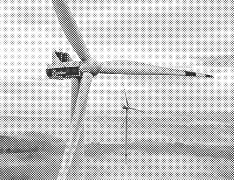 Nahaufnahme einer Windkraftanlage mit drei Rotorblättern vor dem Hintergrund einer weiteren Anlage und bewölktem Himmel. Das Bild ist gepunktet und kontrastreich.