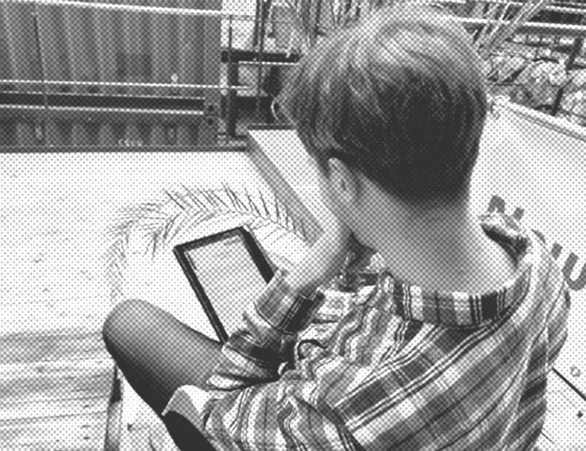 Datenschutzerklärung, Mann mit Tablet, sitzend