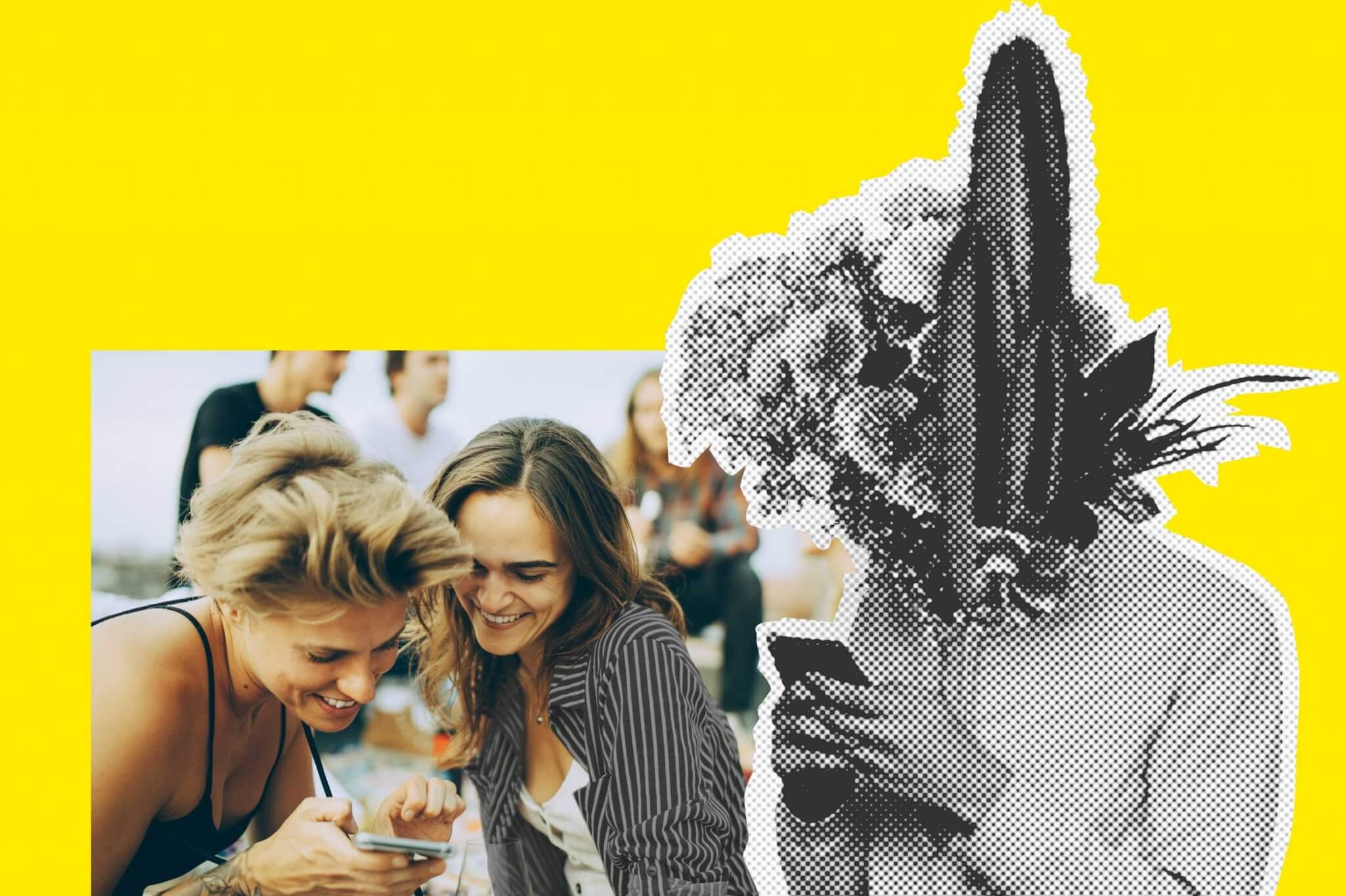 Zwei Frauen lächeln, während sie im Freien auf ein Telefon schauen. Neben ihnen ist vor einem gelben Hintergrund ein schwarz-weißes Halbtonbild einer Person zu sehen, deren Gesicht von einer Pflanze verdeckt wird.