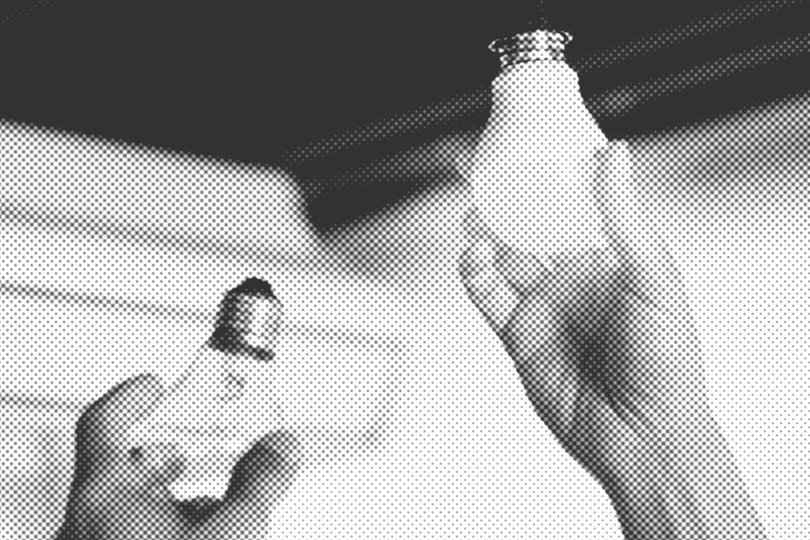 Wechselservice, Zwei Hände tauschen eine alte Glühbirne gegen ein neues Leuchtmittel an der Zimmerdecke aus.