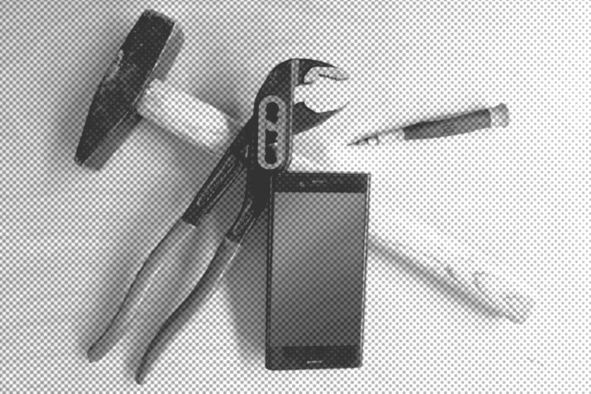 Auf einem gepunkteten Hintergrund sind Hammer, Zange, Lineal, verstellbarer Schraubenschlüssel und Smartphone angeordnet.