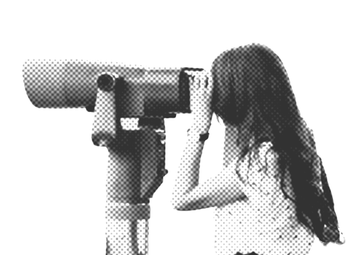 Frau, die durch ein Fernglas schaut