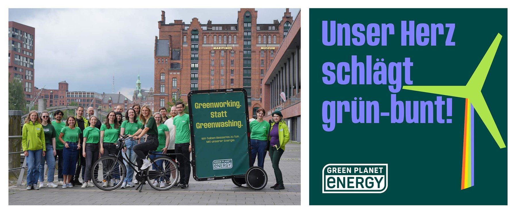 Eine Gruppe von Menschen in grünen Hemden steht neben einem Lastenfahrrad mit einem Schild „Greenworking statt Greenwashing“. Im Hintergrund ist ein Backsteingebäude zu sehen. Rechts steht „Unser Herz schlägt grün-bunt!“.