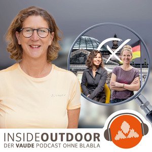 Podcast-Cover: Lächelnde Person mit Brille und braunen Haaren neben einem vergrößerten Bild mit zwei Frauen, einem Gebäude mit Kuppel und einer deutschen Flagge. Text: „Inside Outdoor: Der Vaude Podcast ohne Blabla.“.