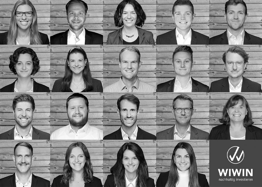 Raster aus 18 Personen in Business-Kleidung, lächelnd vor einem Holzhintergrund mit dem Logo „WIWIN nachhaltig investieren“ in der Ecke.