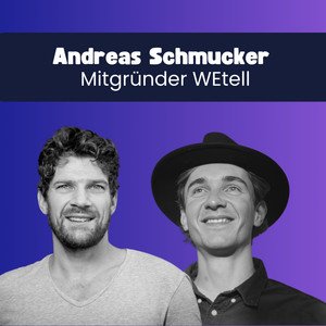 Podcast-Cover: Vor einem blau-violetten Hintergrund sind zwei Männer abgebildet. Der Text darüber lautet: „Andreas Schmucker, Mitgründer WEtell.“.