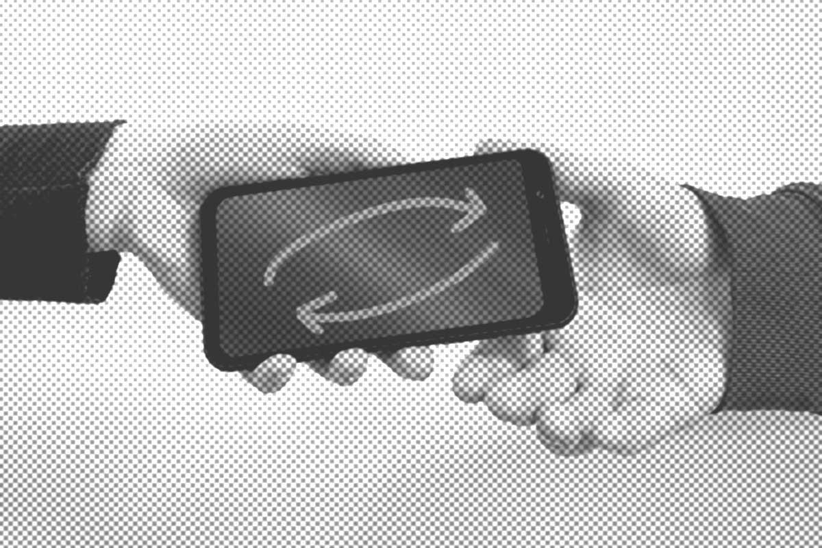 Zwei Hände tauschen ein Smartphone aus, auf dem zwei kreisförmige Pfeile angezeigt werden, die eine Datenübertragung oder Synchronisierung suggerieren.