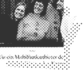 Auf einem verpixelten Schwarzweißfoto sind drei eng beieinander stehende Personen zu sehen. Unter dem Bild ist der Text teilweise unkenntlich.