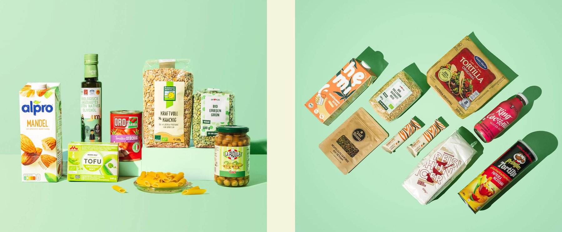Zwei Gruppen von Lebensmitteln auf grünem Hintergrund. Links: verschiedene verpackte Artikel, darunter Müsli und Oliven. Rechts: verschiedene Snacks, darunter Riegel, Getränke und Chips.
