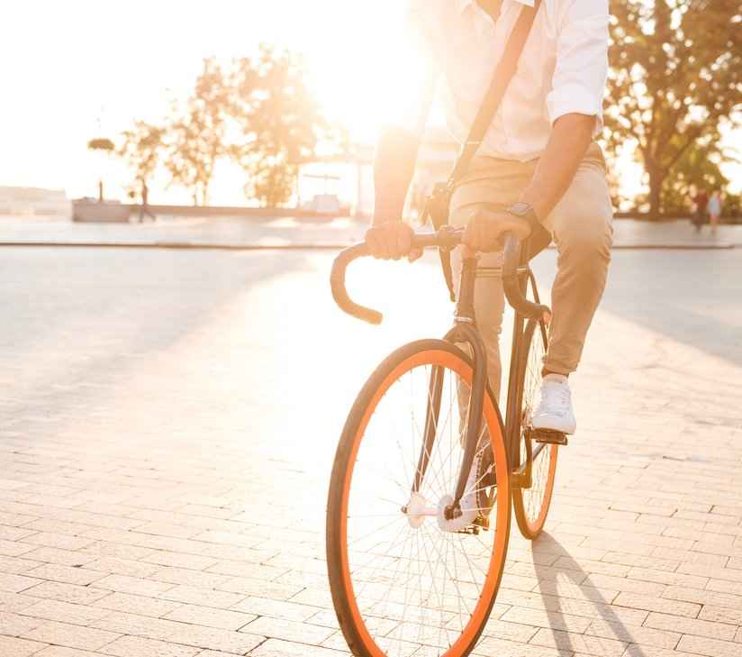 Geschäftsmann, der in urbaner Umgebung auf einem Rennrad fährt.