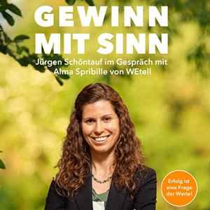 Eine Frau mit lockigem Haar lächelt in die Kamera. Coverbild des Podcasts: Gewinn mit Sinn