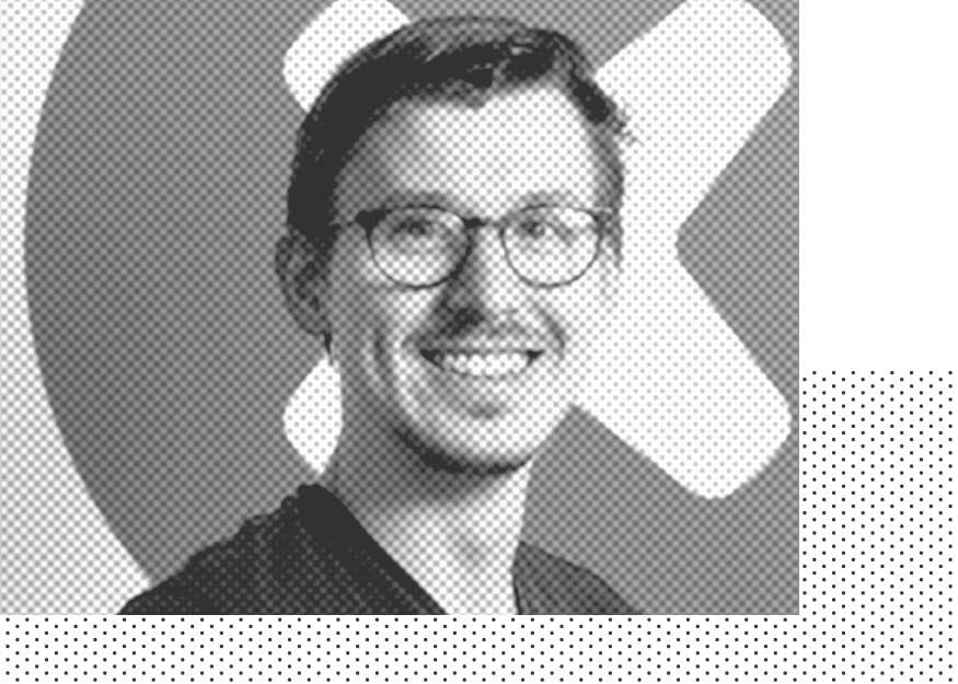 Eine Person mit Brille lächelt und steht vor einem Hintergrund mit dem ifixit-Logo.