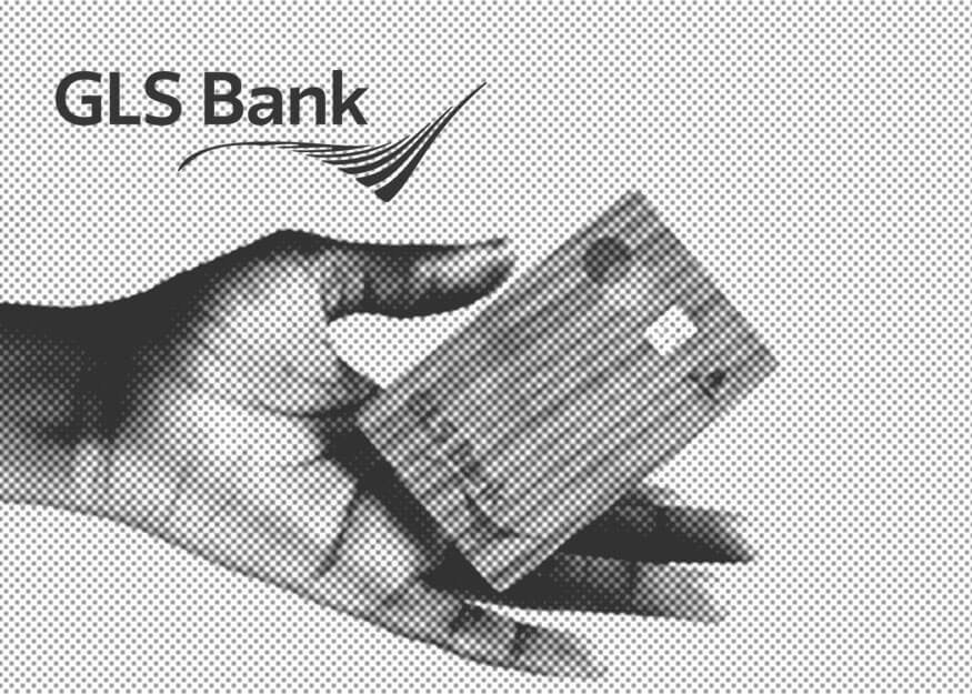 Eine Hand hält eine Bankkarte mit Holzmaserung, daneben das Logo der GLS Bank.