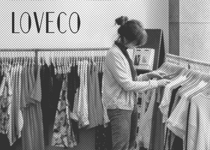 Dame durchsucht Loveco Shop nach Klamotten